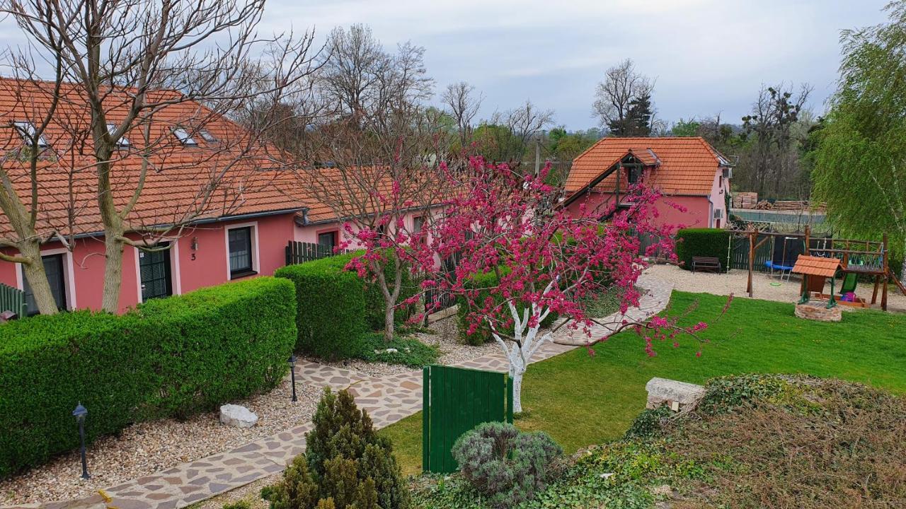 Appartamento Penzion Na Lednické Hlohovec Esterno foto